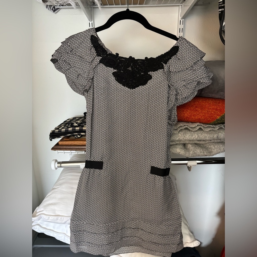Leifsdottir Black and White Floral Ruffle Tunic